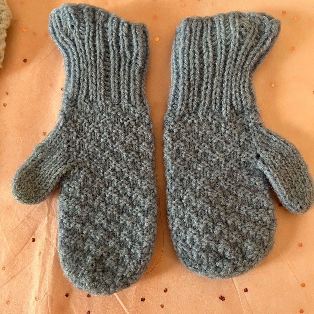 Vintage Baby Booties and Mittens Set with cute diaper pin too - Picture 4 of 6